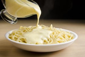 Pasta with white sauce, a food that can whiten teeth